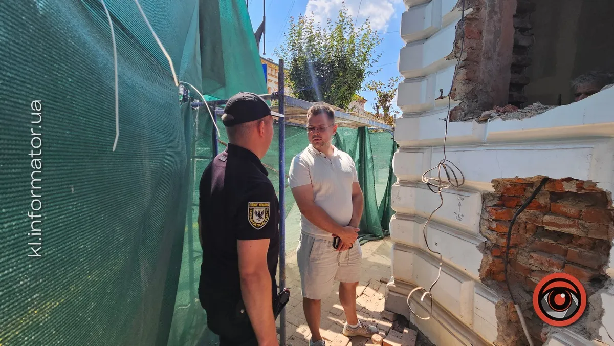 У фасаді історичної будівлі в центрі Коломиї вибивають двері. Що каже власник? 1