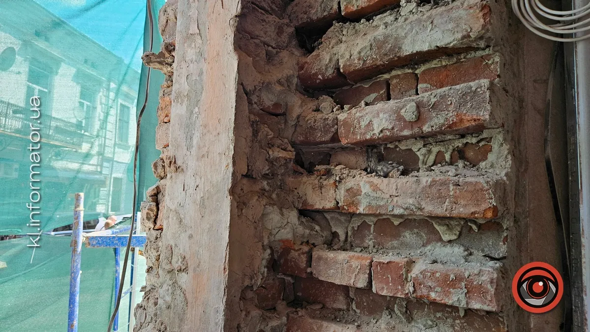 У фасаді історичної будівлі в центрі Коломиї вибивають двері. Що каже власник? 2