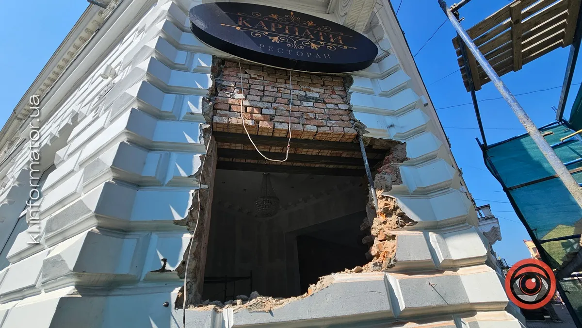 У фасаді історичної будівлі в центрі Коломиї вибивають двері. Що каже власник? 4
