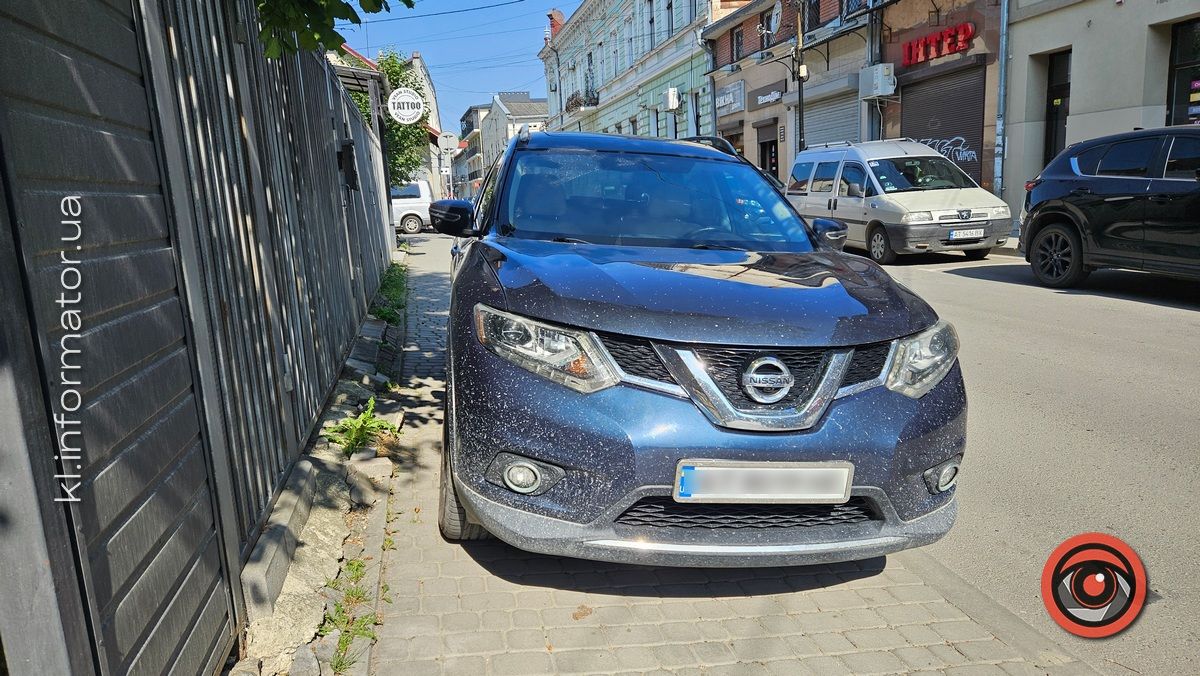 Загородив тротуар автівкою: ситуація в Коломиї