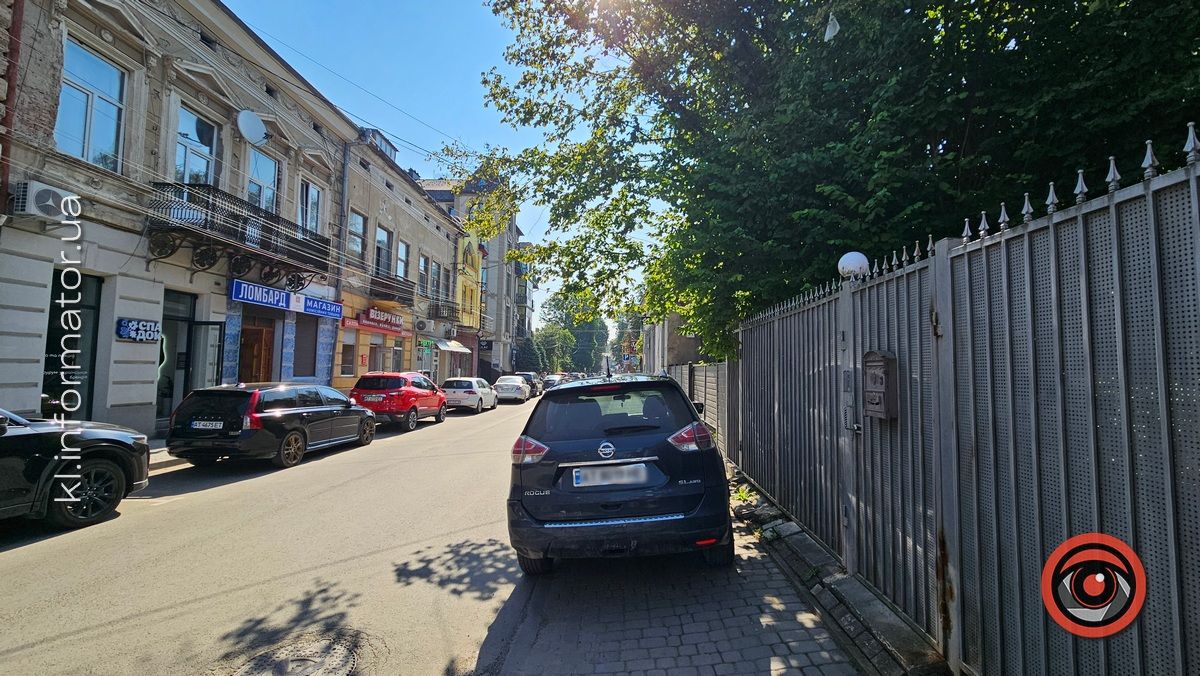 Загородив тротуар автівкою: ситуація в Коломиї 1