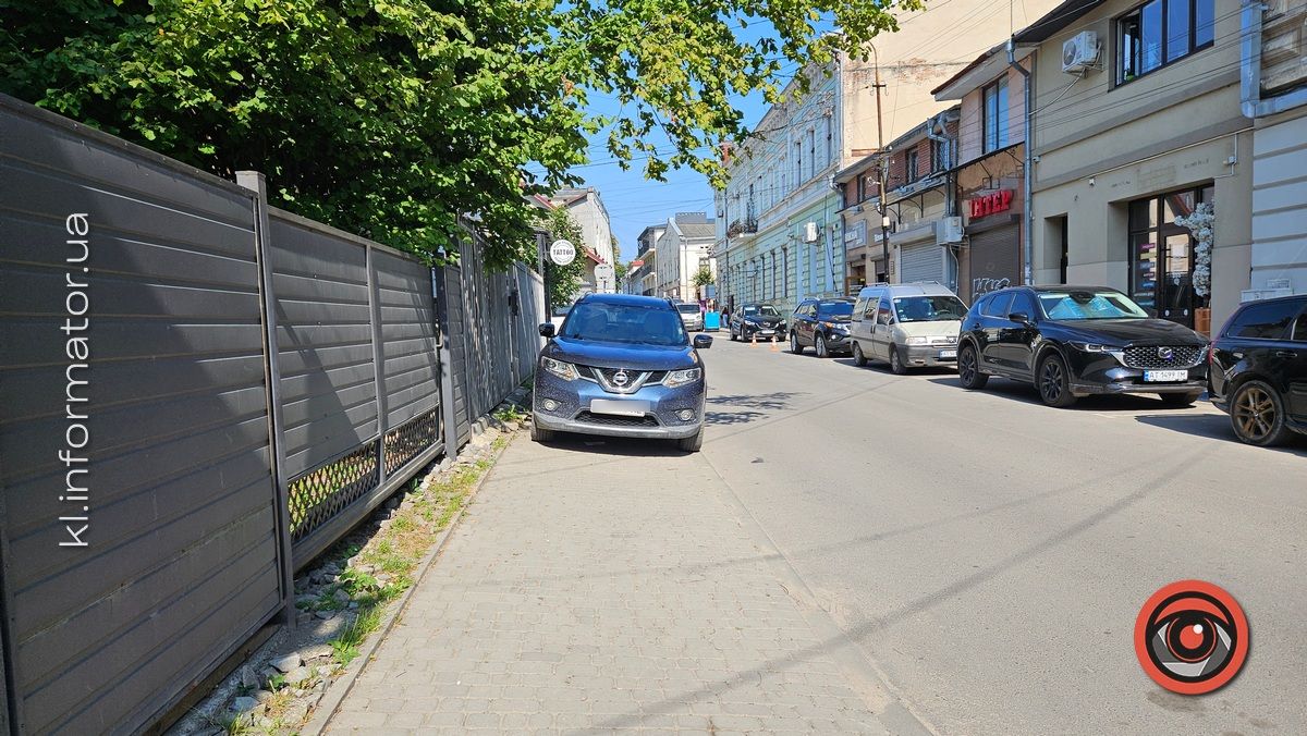 Загородив тротуар автівкою: ситуація в Коломиї 2