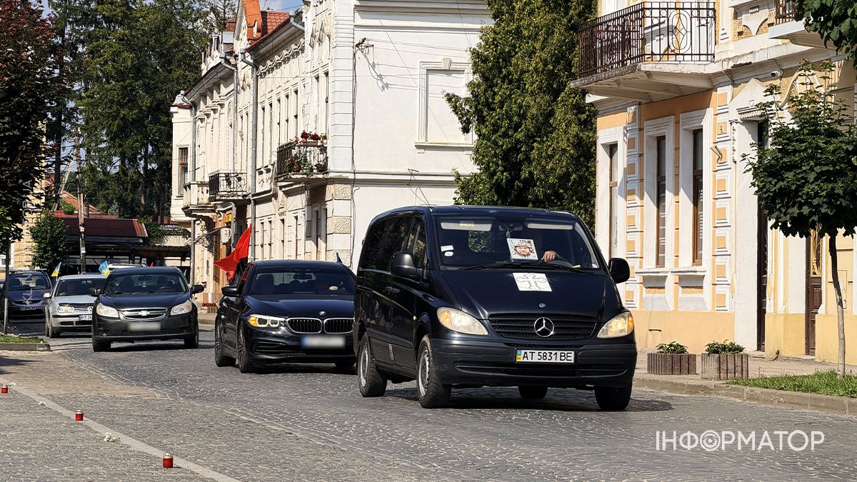 До Коломиї прибув скорботний кортеж з тілом воїна Романа Пискора 2