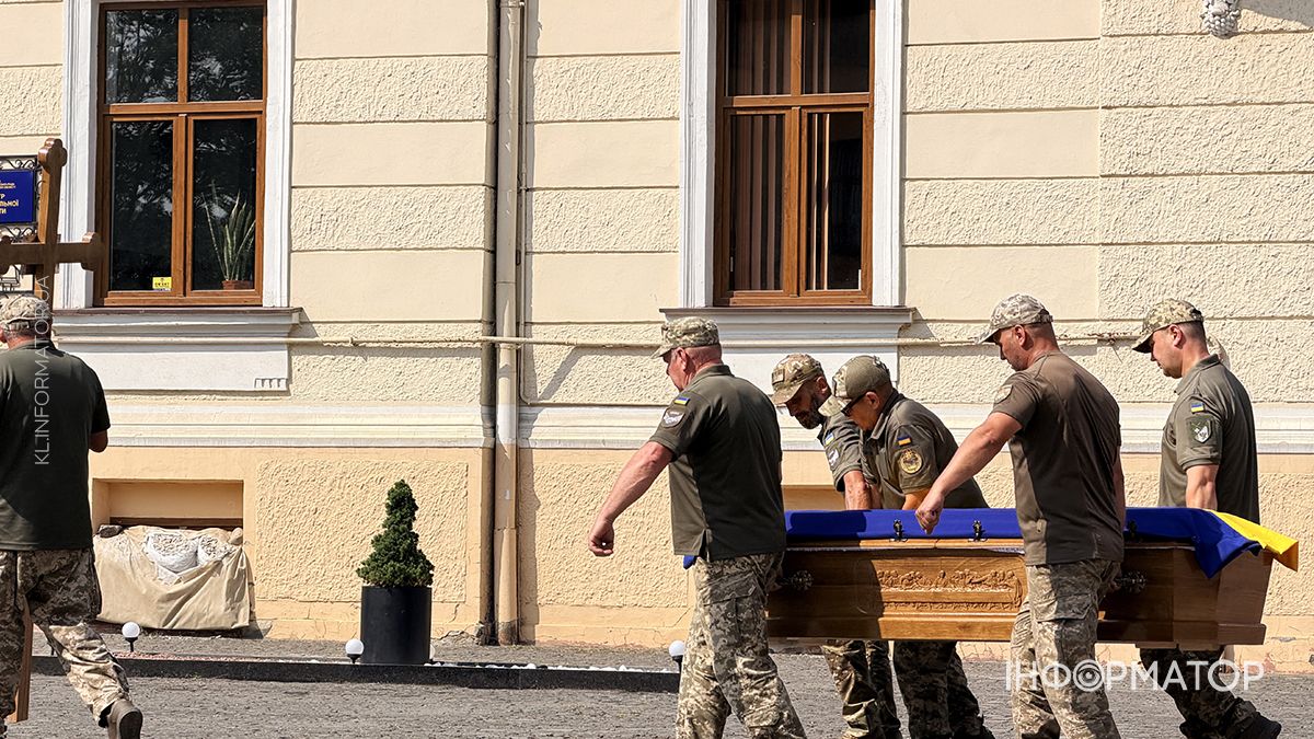 До Коломиї прибув скорботний кортеж з тілом воїна Романа Пискора 5