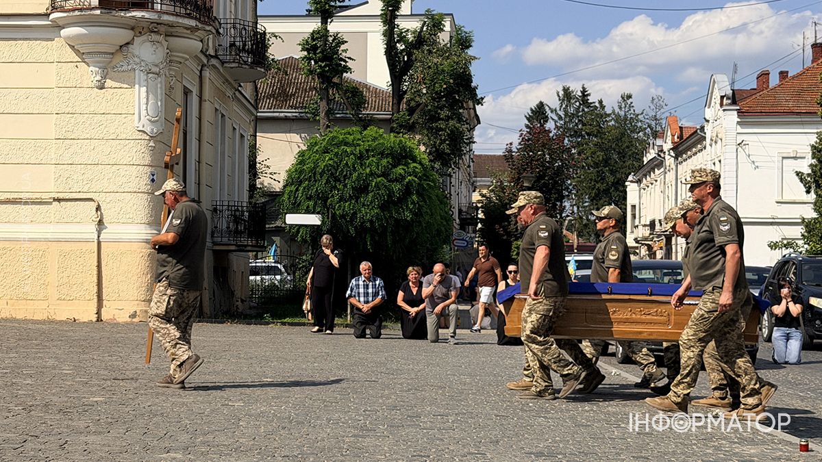 До Коломиї прибув скорботний кортеж з тілом воїна Романа Пискора 4