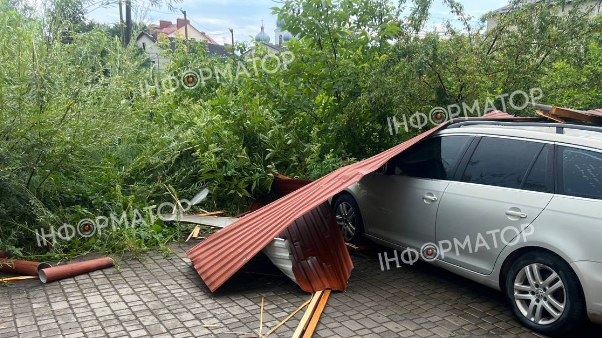 Негода наробила лиха у Коломиї: повалені дерева, пошкоджені авто, затоплені вулиці та зірвані дахи 3