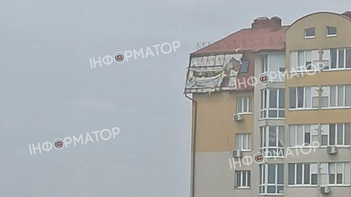 Негода наробила лиха у Коломиї: повалені дерева, пошкоджені авто, затоплені вулиці та зірвані дахи 13