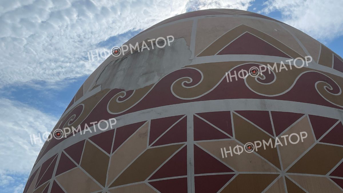 Шквальний вітер та дощ пошкодили фасад Писанки у Коломиї. Також постраждала ботанічна пам'ятка 1