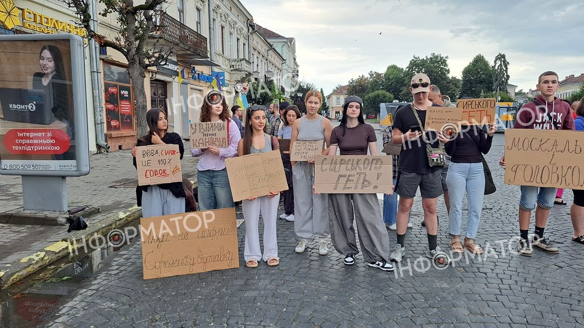 У центрі Коломиї триває мітинг через кадрові рішення у сфері оборони 4