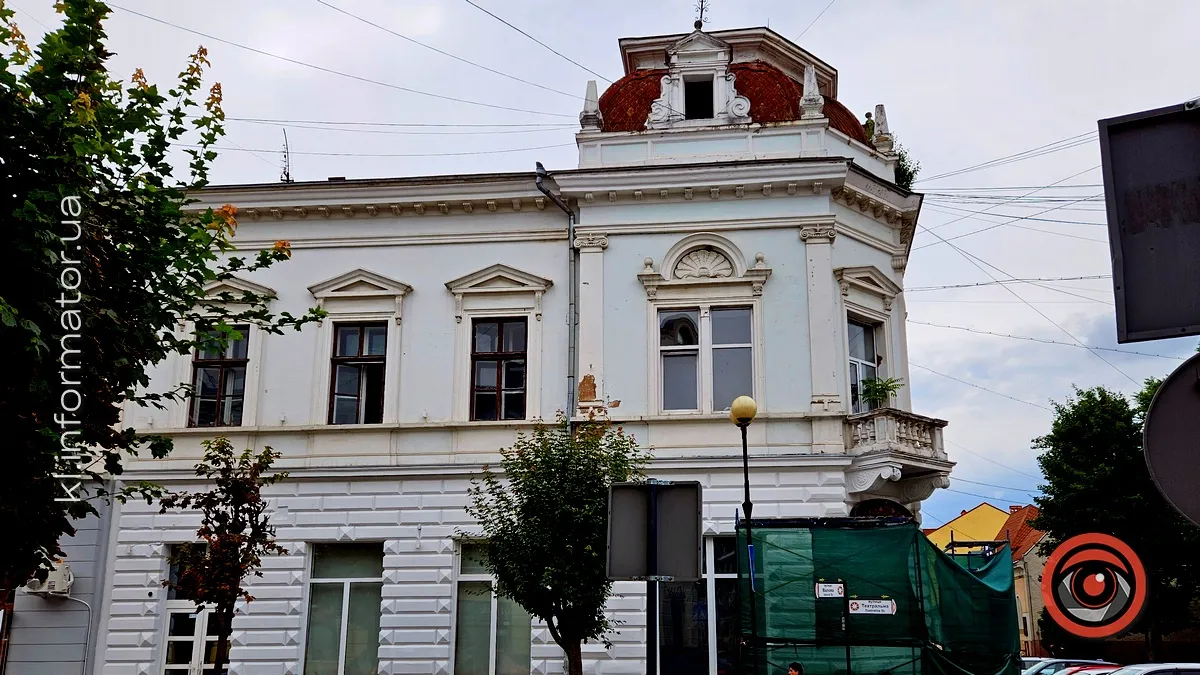 Від «Центральної» до «Карпат»: історія будинку на розі Театральної та Валової у Коломиї
