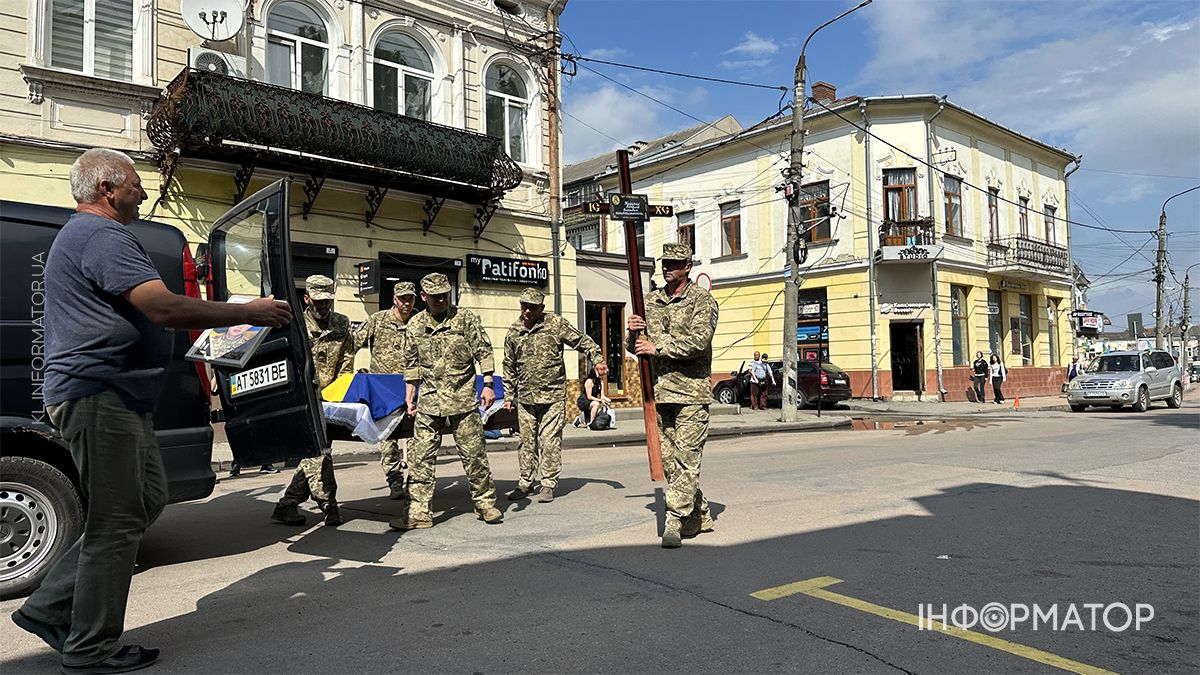 У Коломиї зустріли скорботний кортеж воїна Віталія Надурака 2