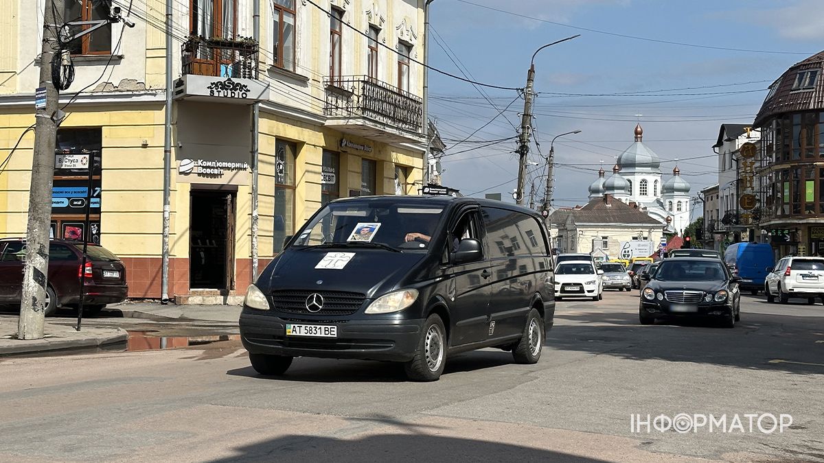 У Коломиї зустріли скорботний кортеж воїна Віталія Надурака 1