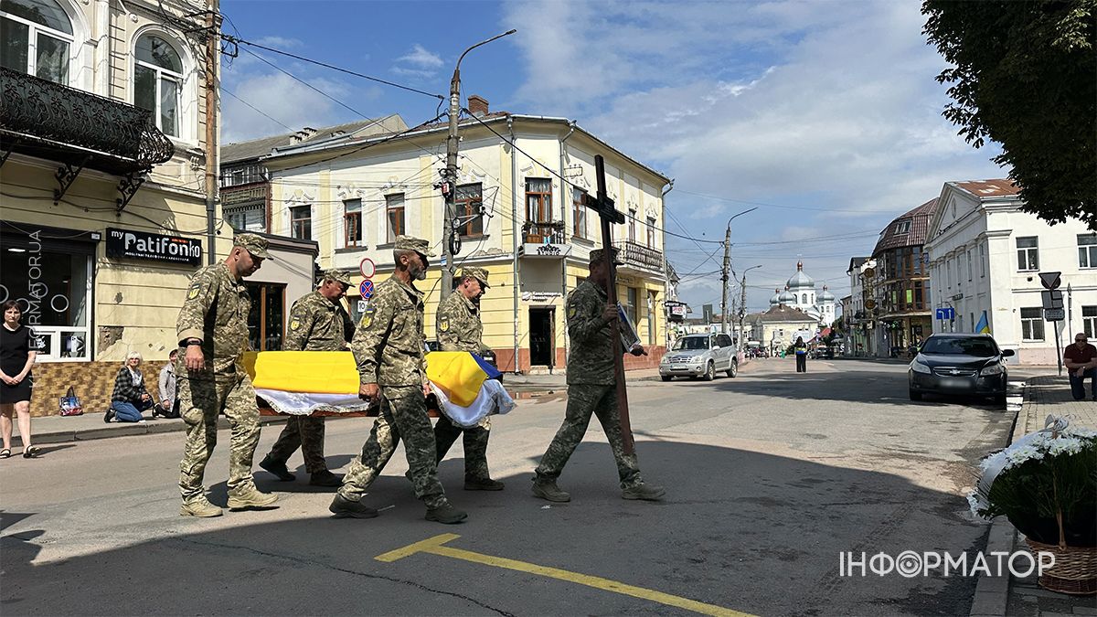 У Коломиї зустріли скорботний кортеж воїна Віталія Надурака 3