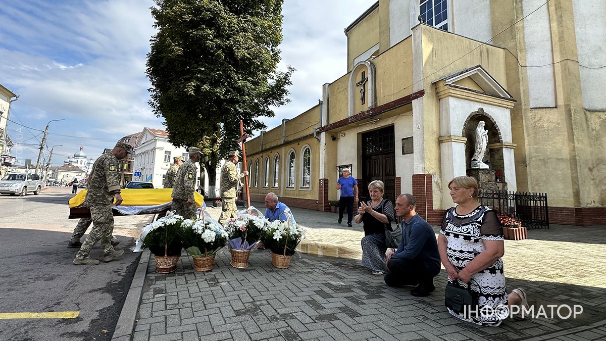 У Коломиї зустріли скорботний кортеж воїна Віталія Надурака 4