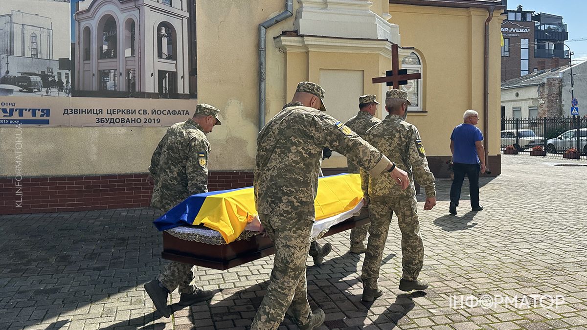 У Коломиї зустріли скорботний кортеж воїна Віталія Надурака 5