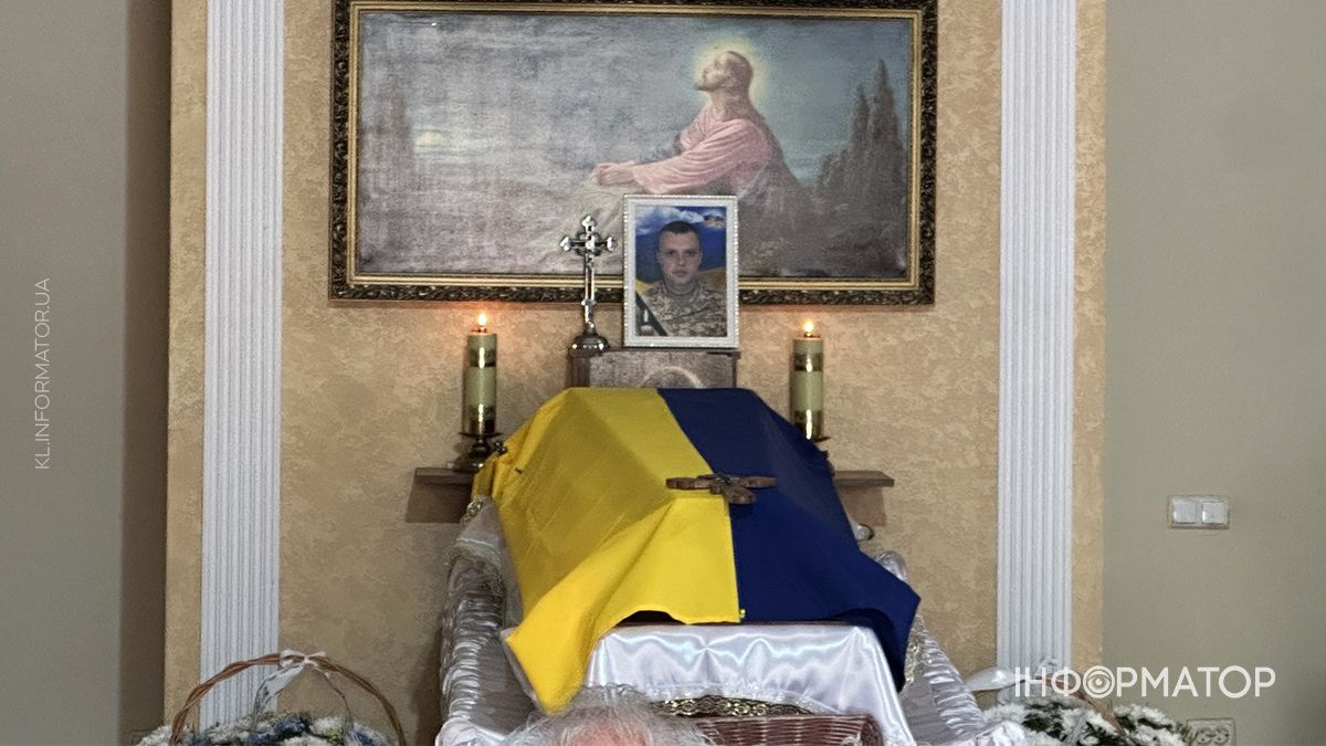У Коломиї зустріли скорботний кортеж воїна Віталія Надурака 6