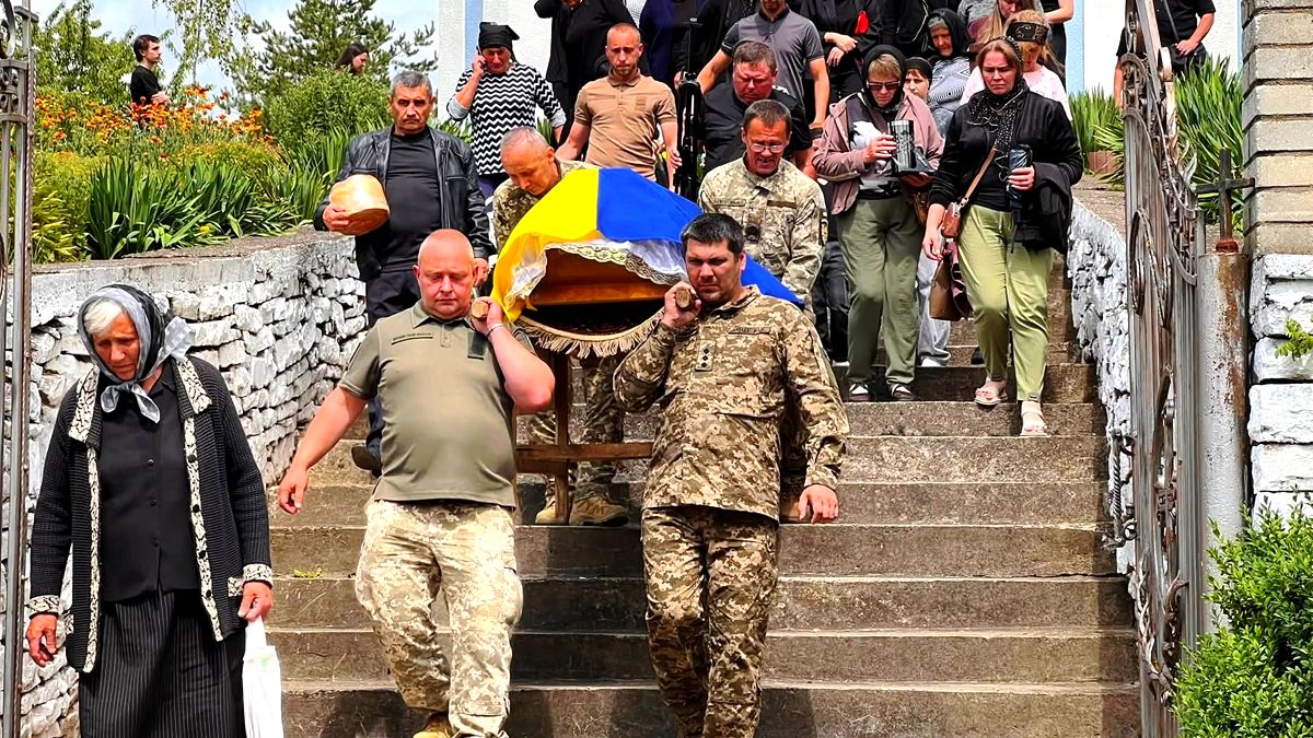 На Городенківщині попрощалися з воїном Василем Іванійчуком 10