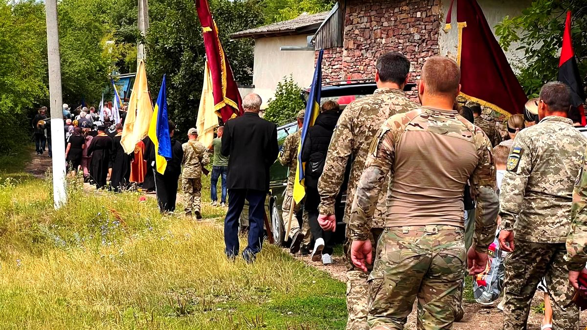 На Городенківщині попрощалися з воїном Василем Іванійчуком 8