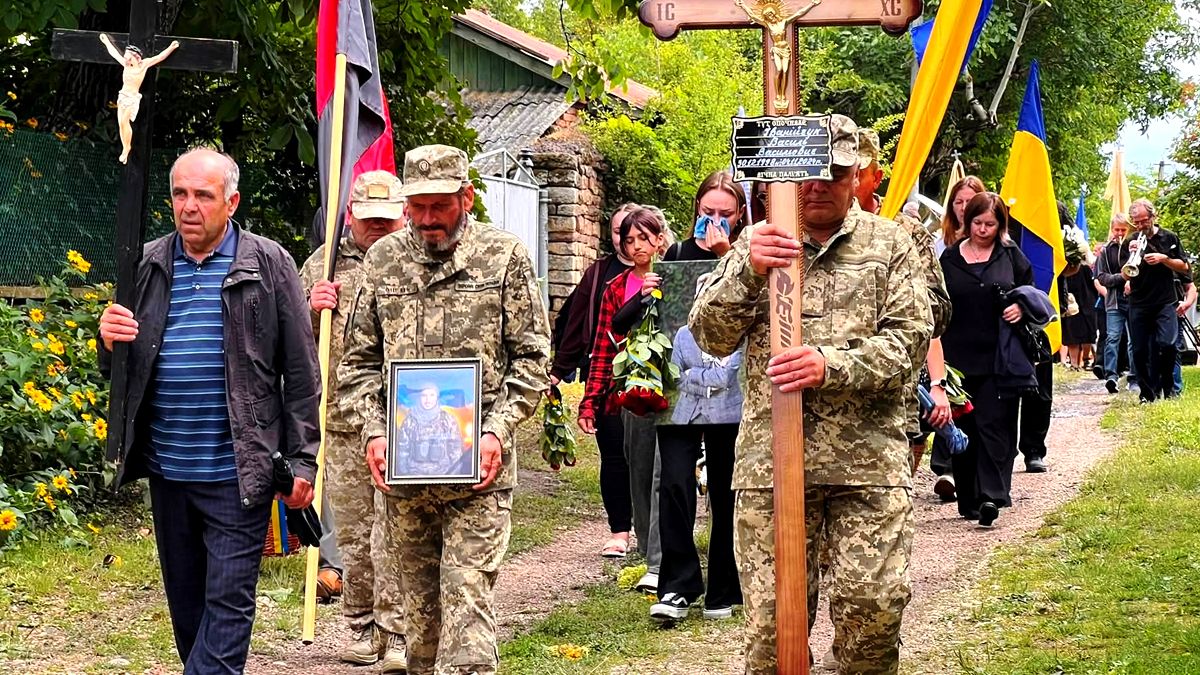 На Городенківщині попрощалися з воїном Василем Іванійчуком 7