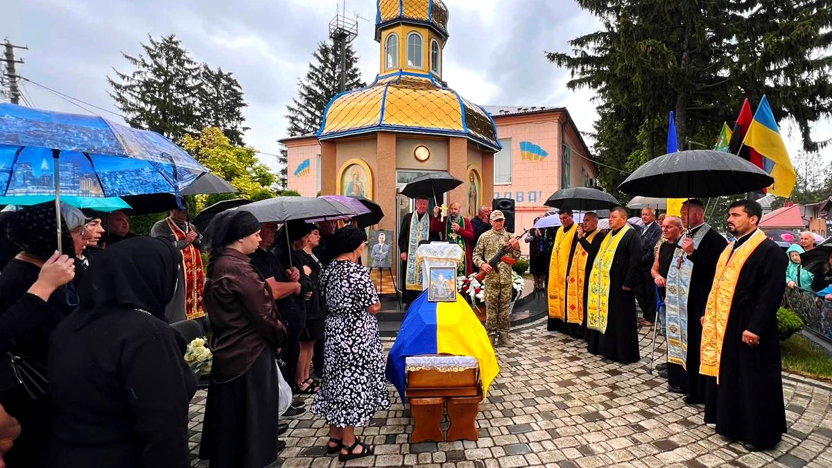 На Городенківщині попрощалися з воїном Василем Іванійчуком 5
