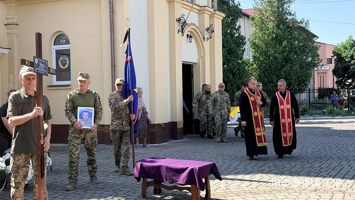 Назавжди 34... У Коломиї пройшов чин похорону воїна Віталія Надурака 1