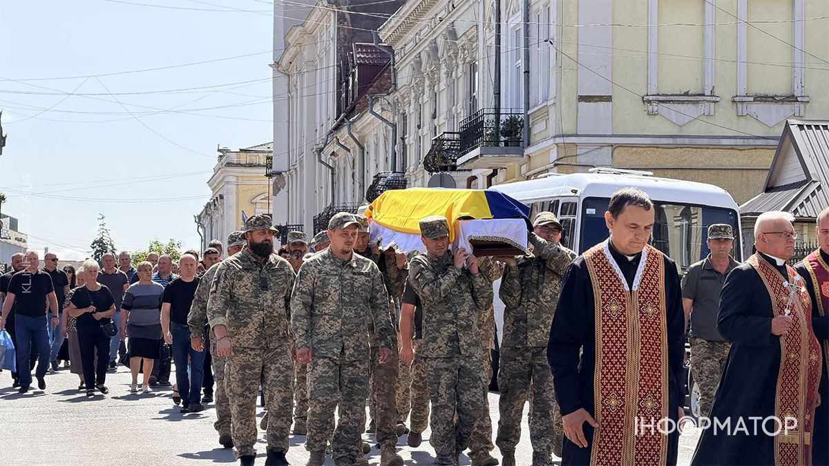 Назавжди 34... У Коломиї пройшов чин похорону воїна Віталія Надурака 21