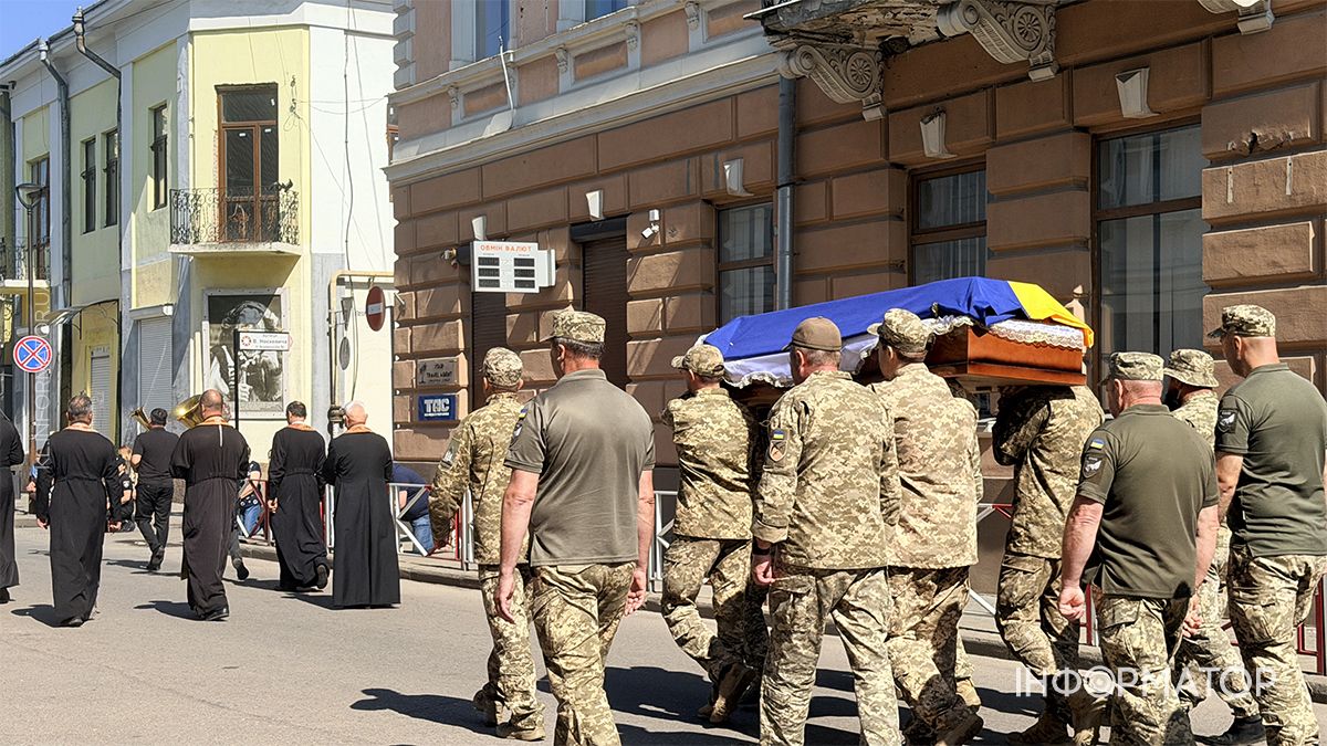Назавжди 34... У Коломиї пройшов чин похорону воїна Віталія Надурака 23