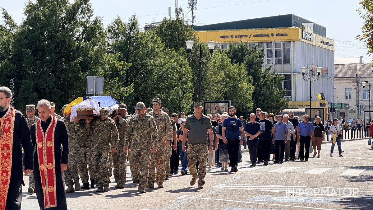 Назавжди 34... У Коломиї пройшов чин похорону воїна Віталія Надурака 11
