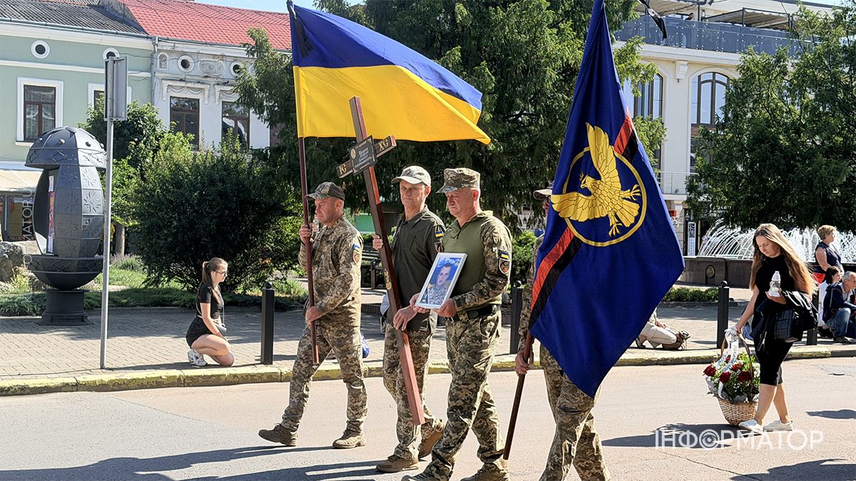 Назавжди 34... У Коломиї пройшов чин похорону воїна Віталія Надурака 12