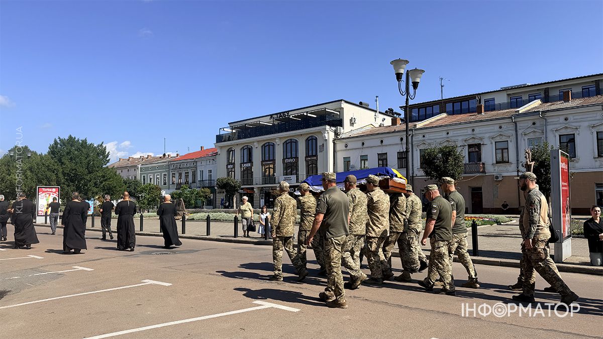 Назавжди 34... У Коломиї пройшов чин похорону воїна Віталія Надурака 15