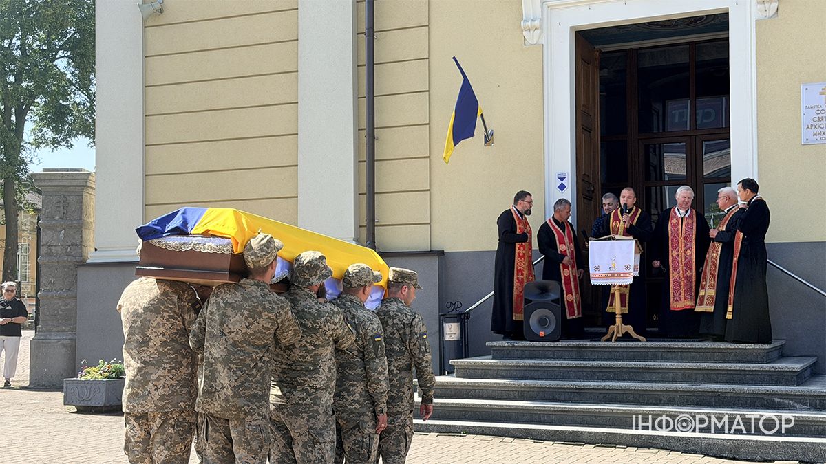 Назавжди 34... У Коломиї пройшов чин похорону воїна Віталія Надурака 24
