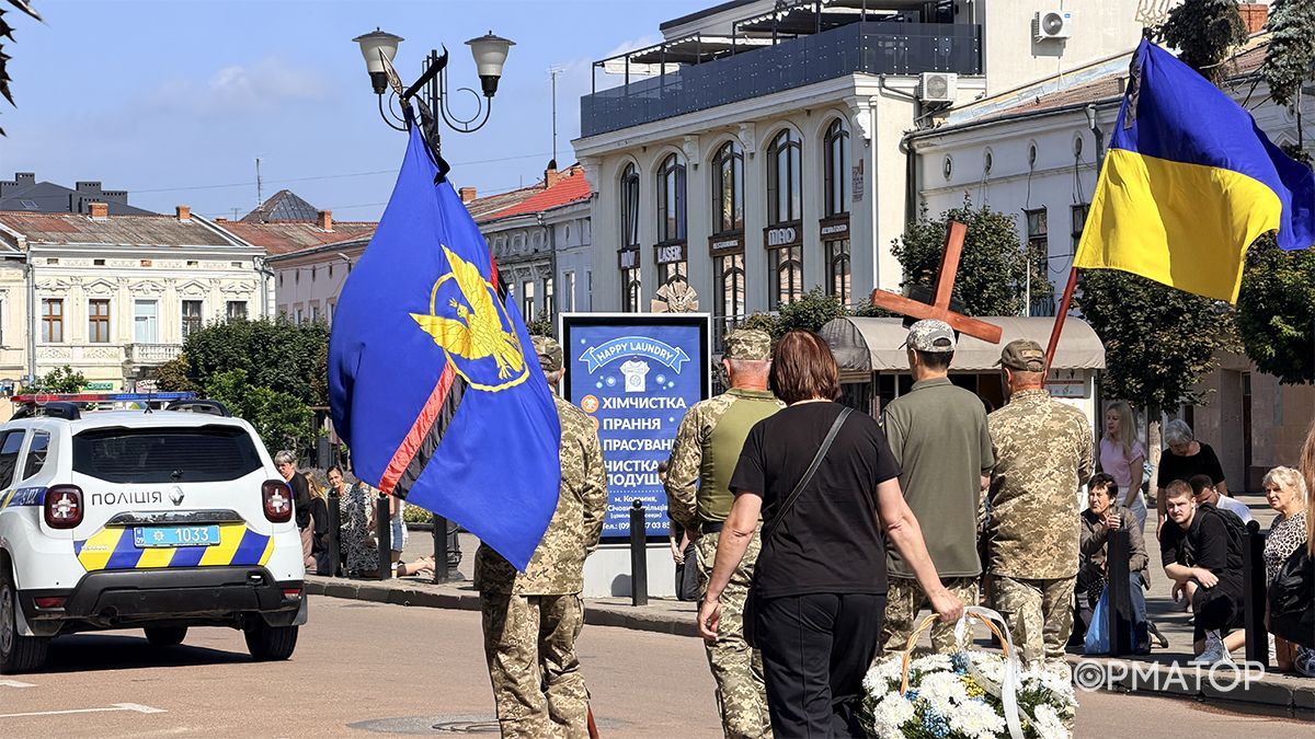 Назавжди 34... У Коломиї пройшов чин похорону воїна Віталія Надурака 16