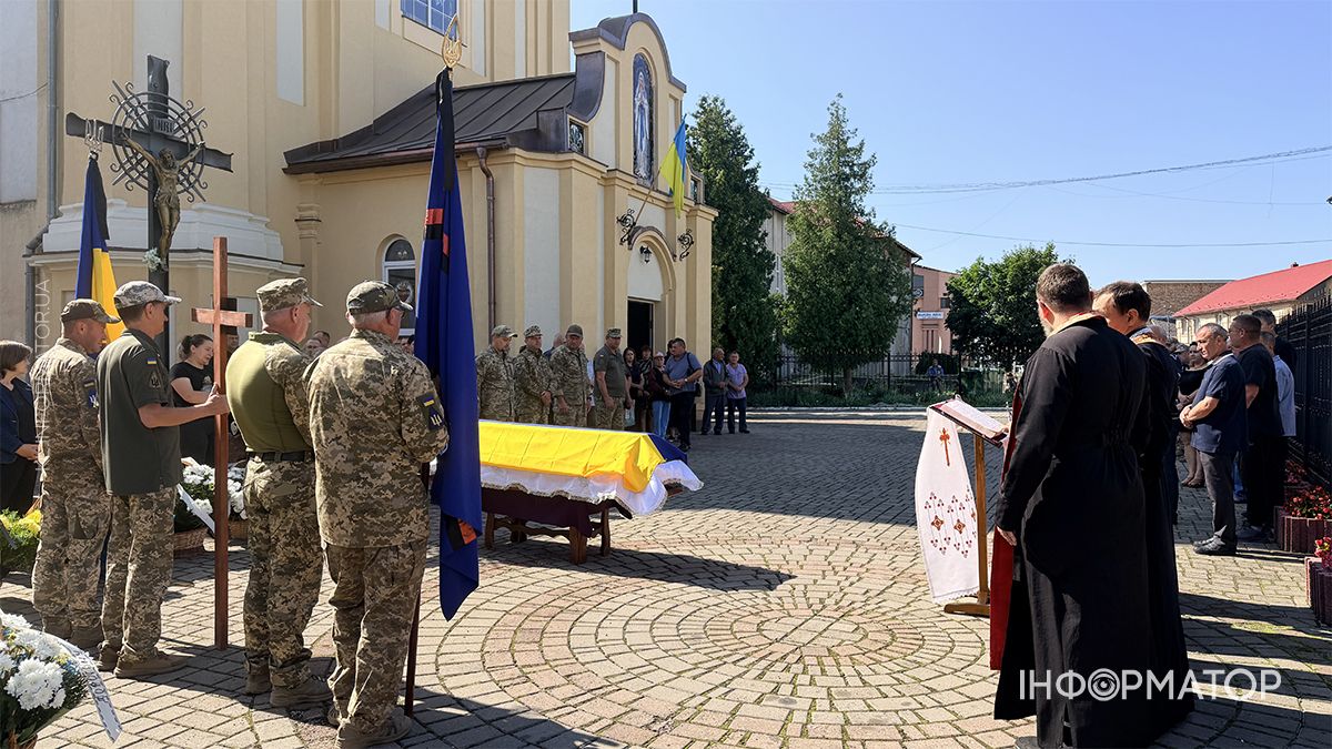 Назавжди 34... У Коломиї пройшов чин похорону воїна Віталія Надурака 3