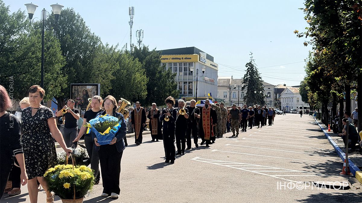Назавжди 34... У Коломиї пройшов чин похорону воїна Віталія Надурака 14