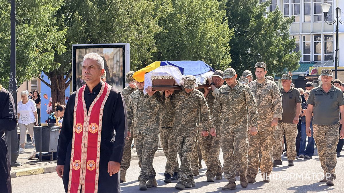 Назавжди 34... У Коломиї пройшов чин похорону воїна Віталія Надурака 13