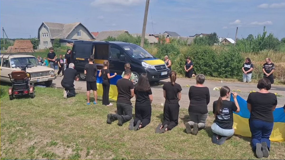 На вічний спочинок у Турці провели воїна Петра Козарука 3