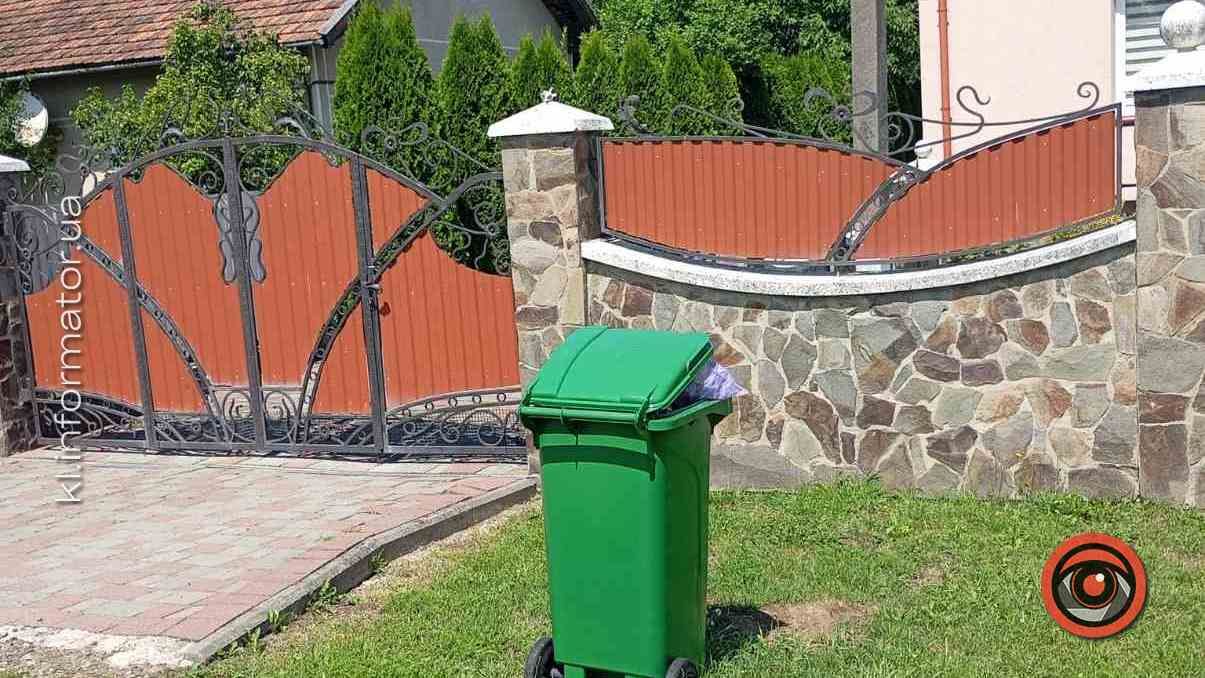 Сміття гниє вздовж дороги у Шепарівцях Коломийської громади 1