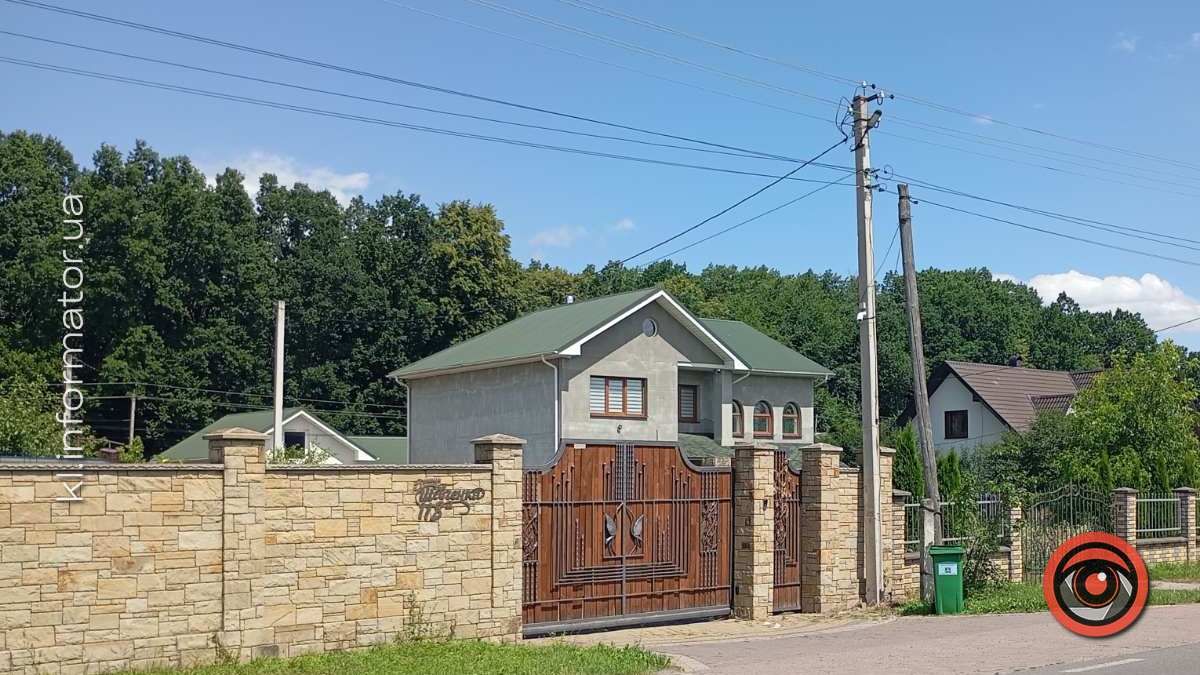 Сміття гниє вздовж дороги у Шепарівцях Коломийської громади 4
