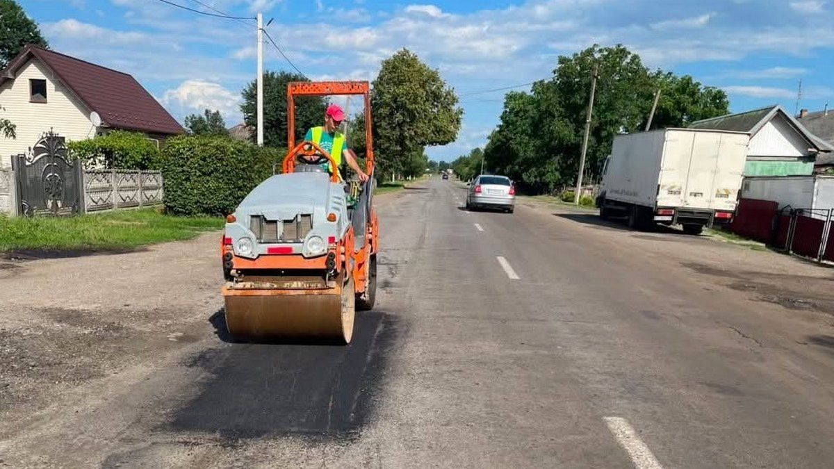Ямковий ремонт дороги провели у Товмачику