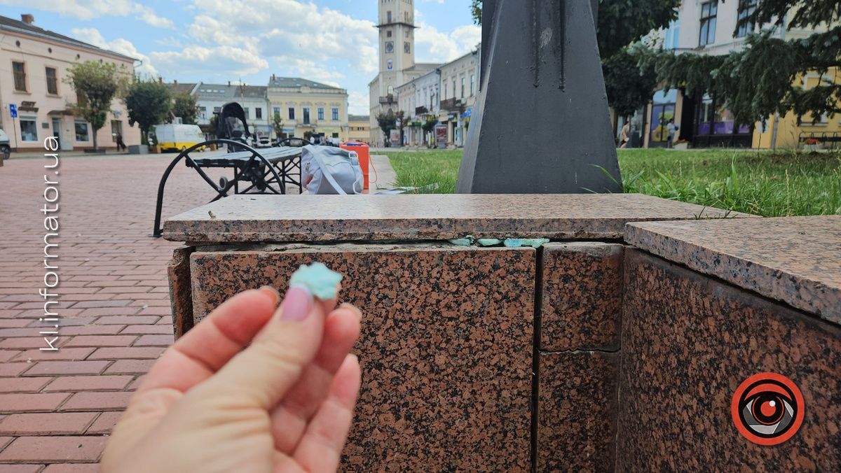 Ремонт... монтажною піною: що робили комунальники на пл. Відродження у Коломиї