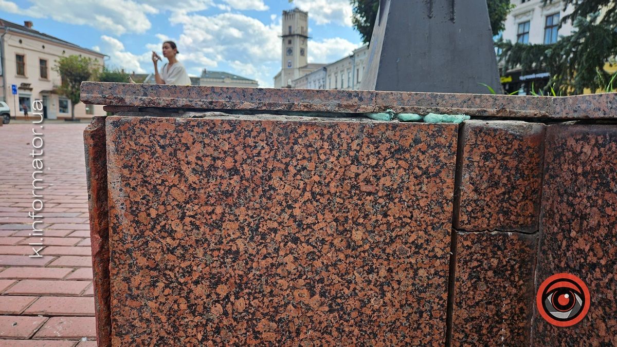 Ремонт... монтажною піною: що робили комунальники на пл. Відродження у Коломиї 1