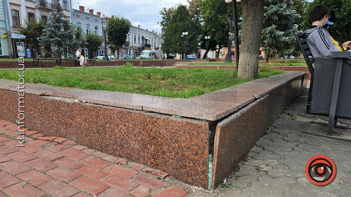Ремонт... монтажною піною: що робили комунальники на пл. Відродження у Коломиї 3