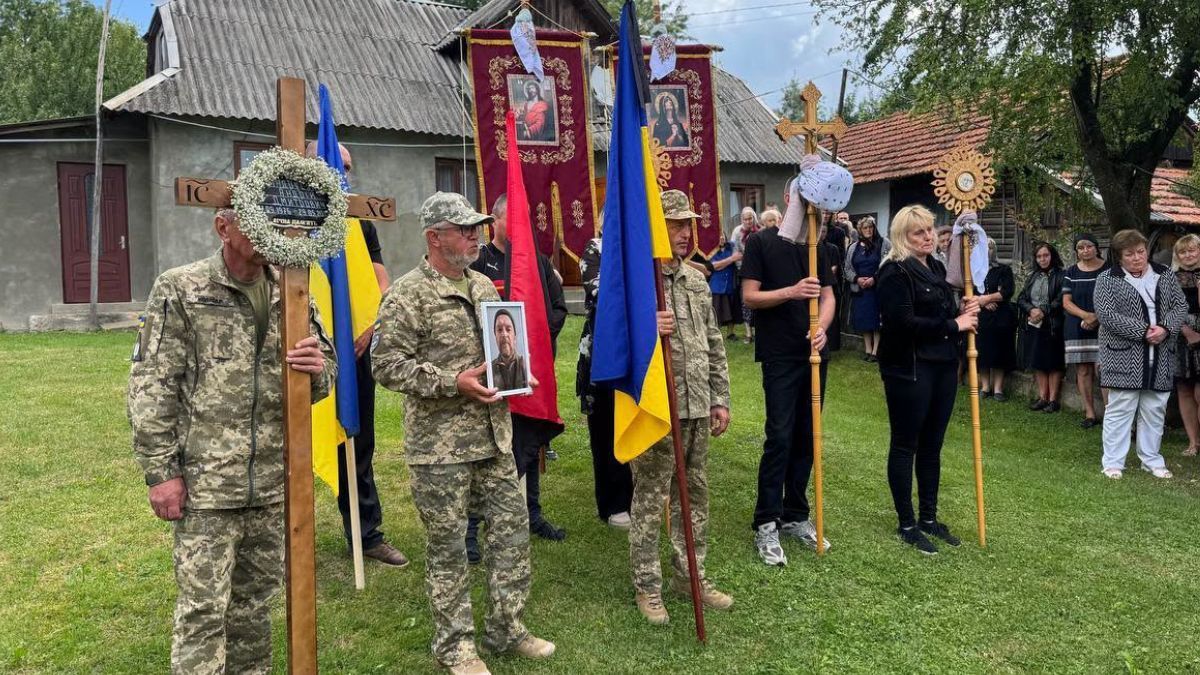 У Княждворі провели в останню путь захисника Андрія Андрусяка 6