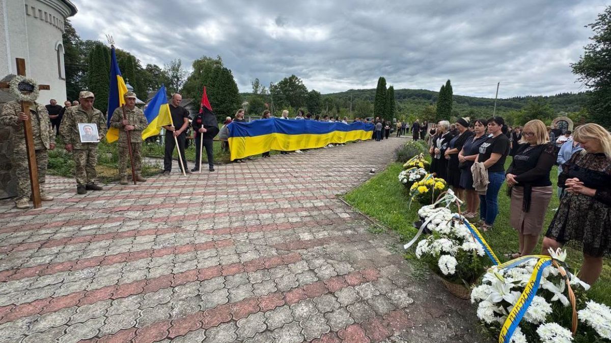 У Княждворі провели в останню путь захисника Андрія Андрусяка 8
