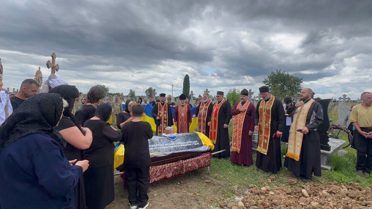 У Княждворі провели в останню путь захисника Андрія Андрусяка 9