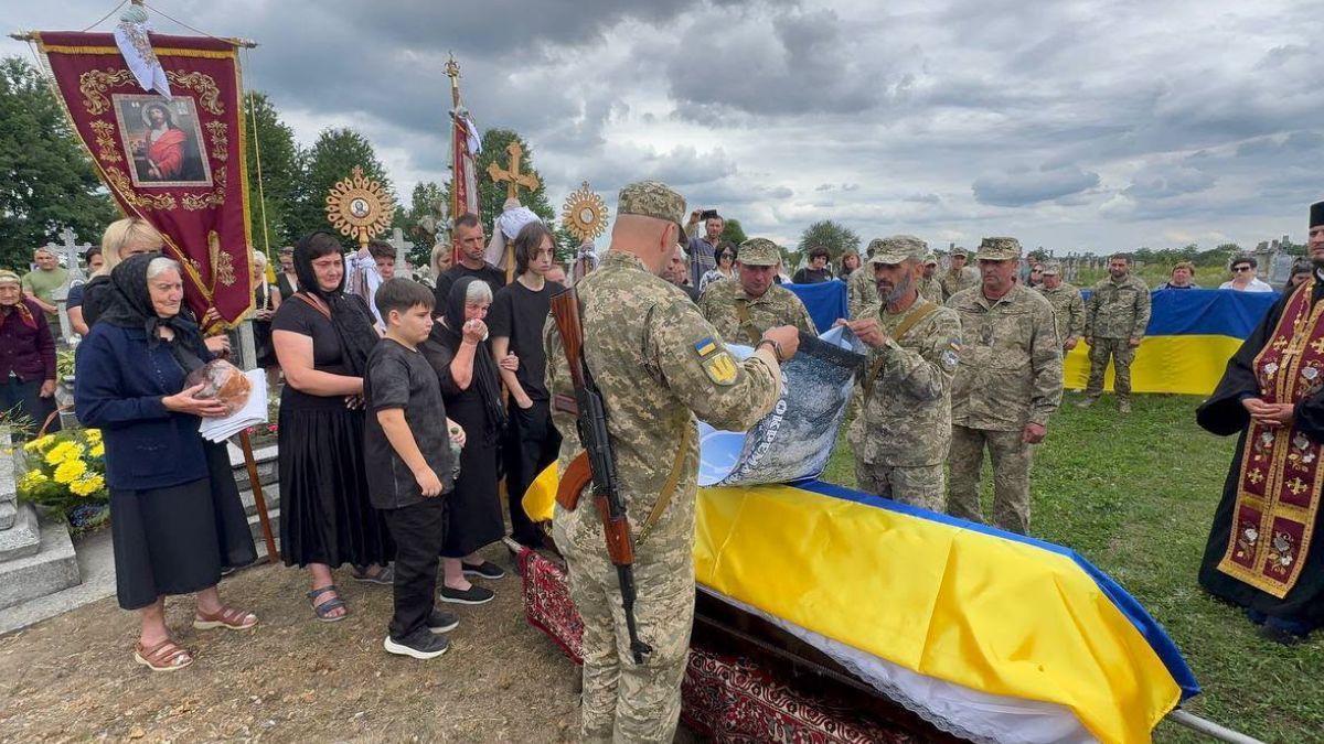 У Княждворі провели в останню путь захисника Андрія Андрусяка 10
