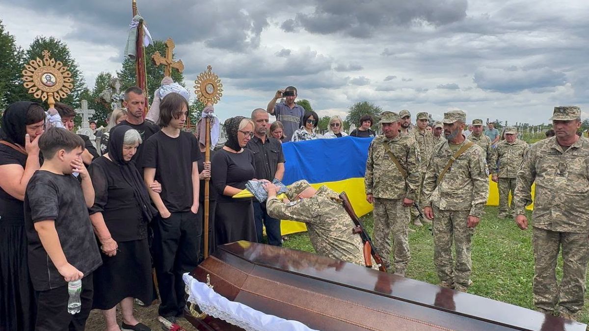 У Княждворі провели в останню путь захисника Андрія Андрусяка 11