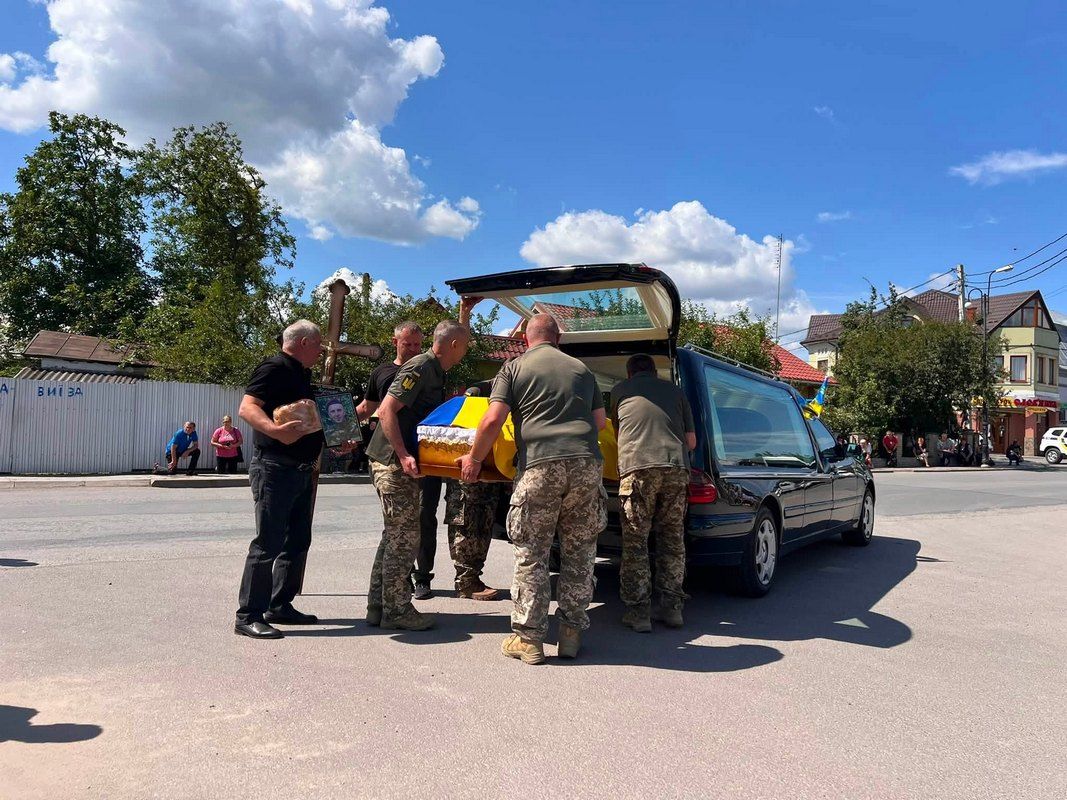 Городенківська громада "на щиті" зустріла воїна Віталія Коліщака 6