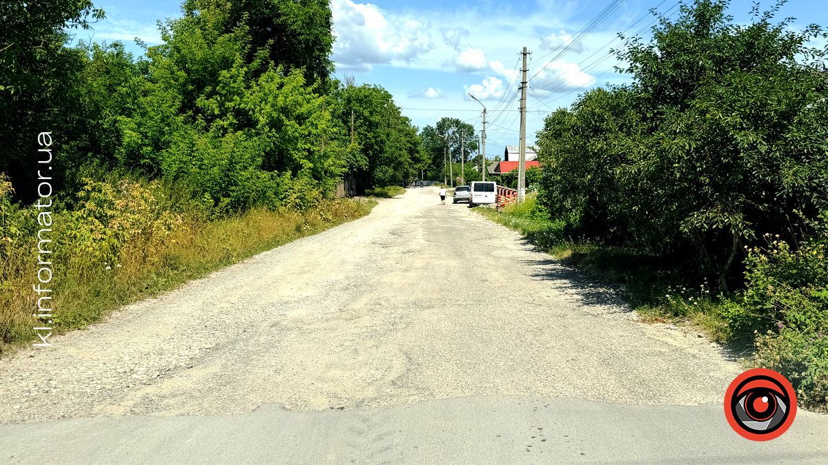 місце, де закінчується асфальтне покриття й починається бездоріжжя
