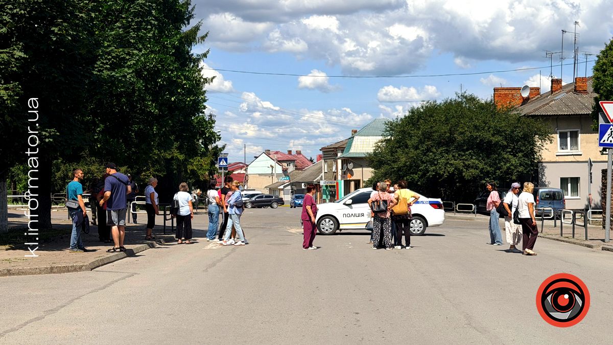 Тремтять стіни й летить пил: у Городенці мешканці знову перекрили вулицю через критичний стан дороги 2